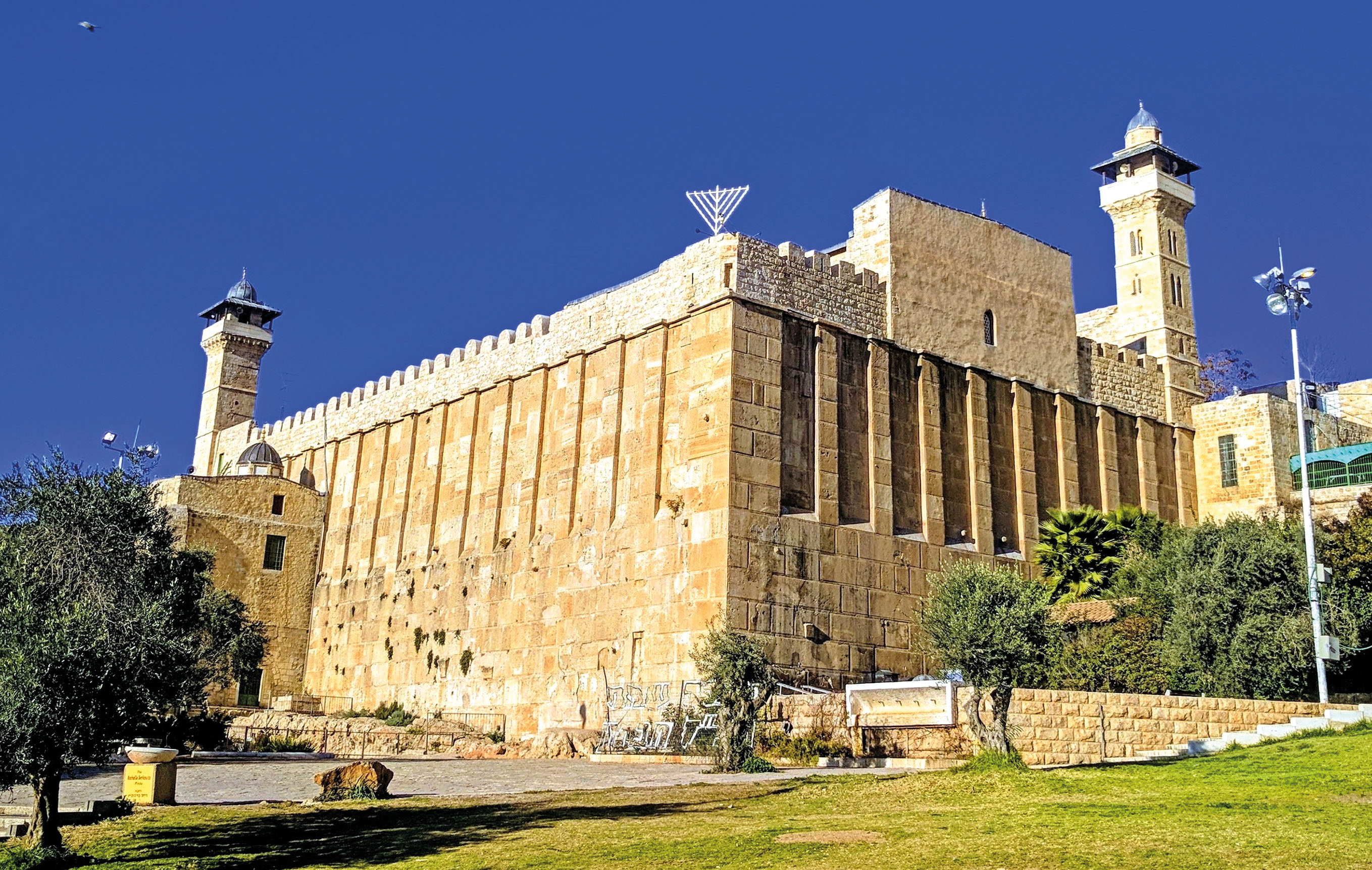De Grot van de Patriarchen, het Heiligdom van Abraham, is een groep grotten in het midden van het oude centrum van Hebron. Boven de grotten staat een rechthoekig gebouw uit de periode van Herodes de Grote.