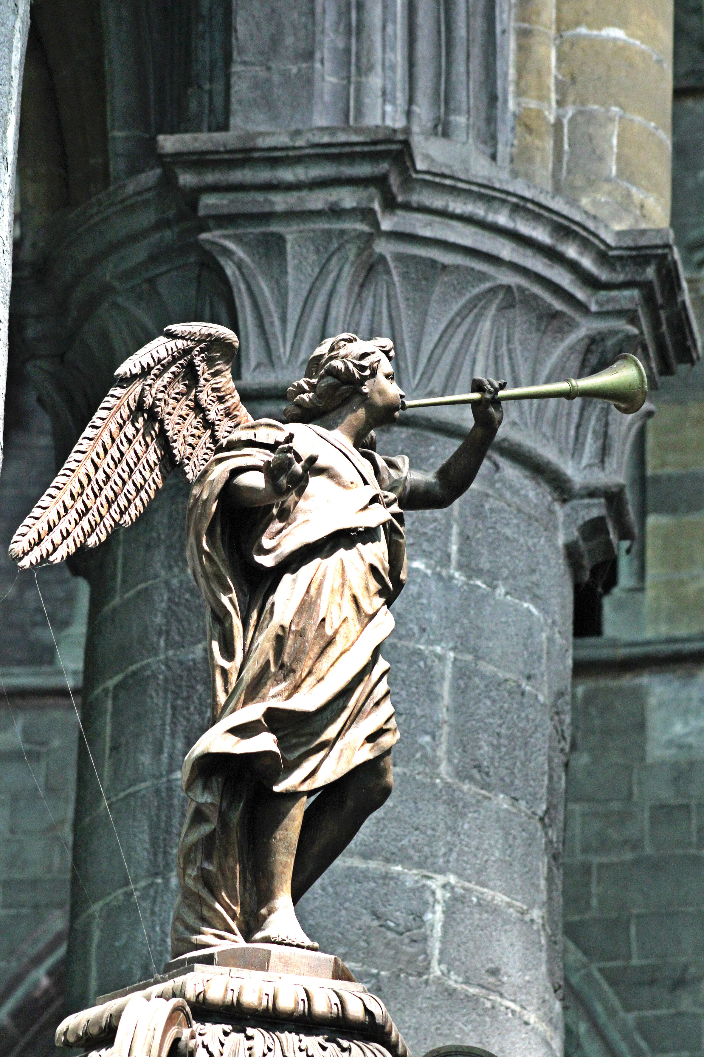 Deze engel staat in de Collegiale kerk Onze-Lieve-Vrouw van Dinant (© Merve Sehirli Nasir op Unsplash)