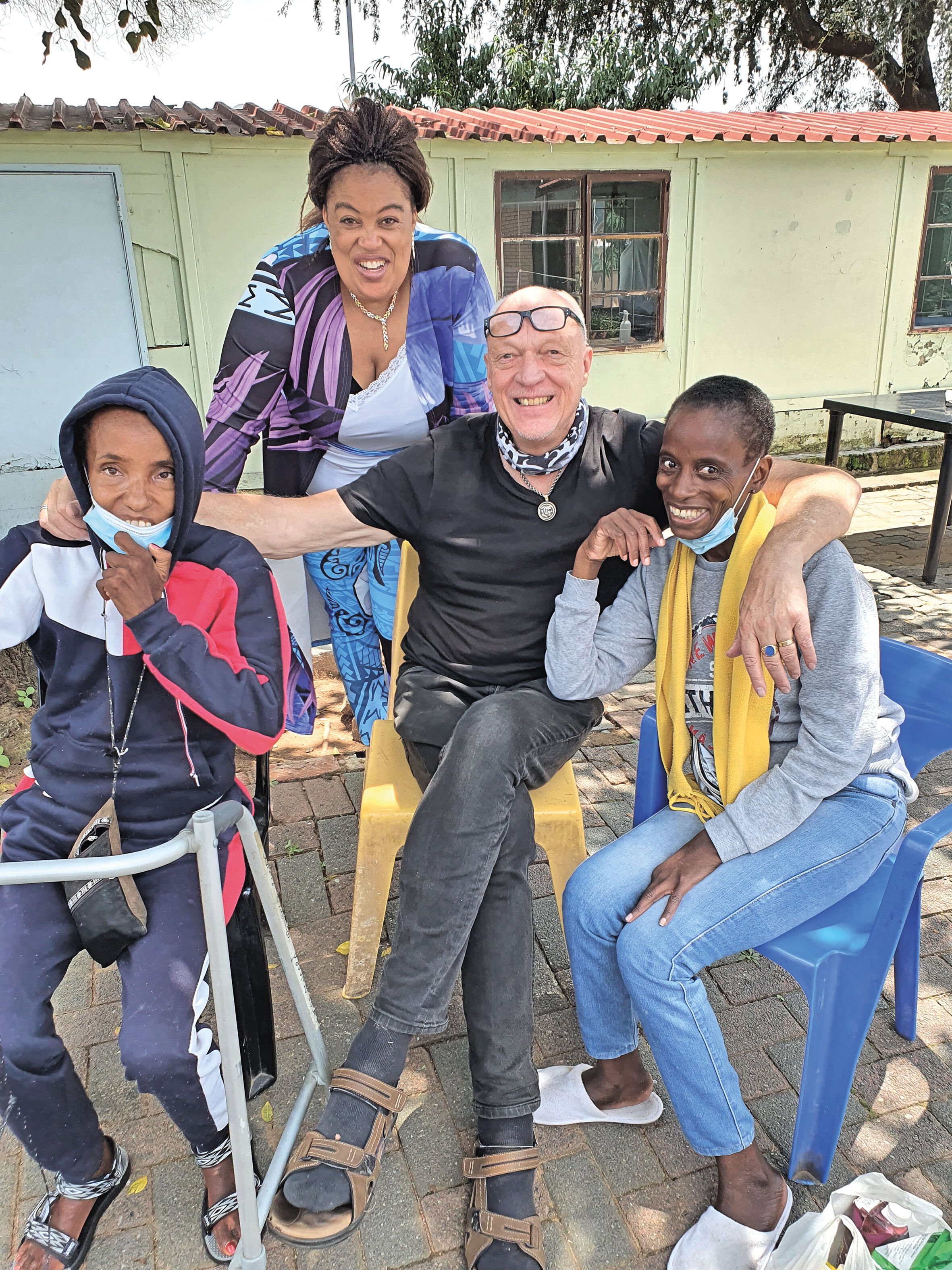 Ricus te midden van twee jonge aidspatiënten: Melvina uit  Zimbabwe (links) en Lily uit Congo (rechts)