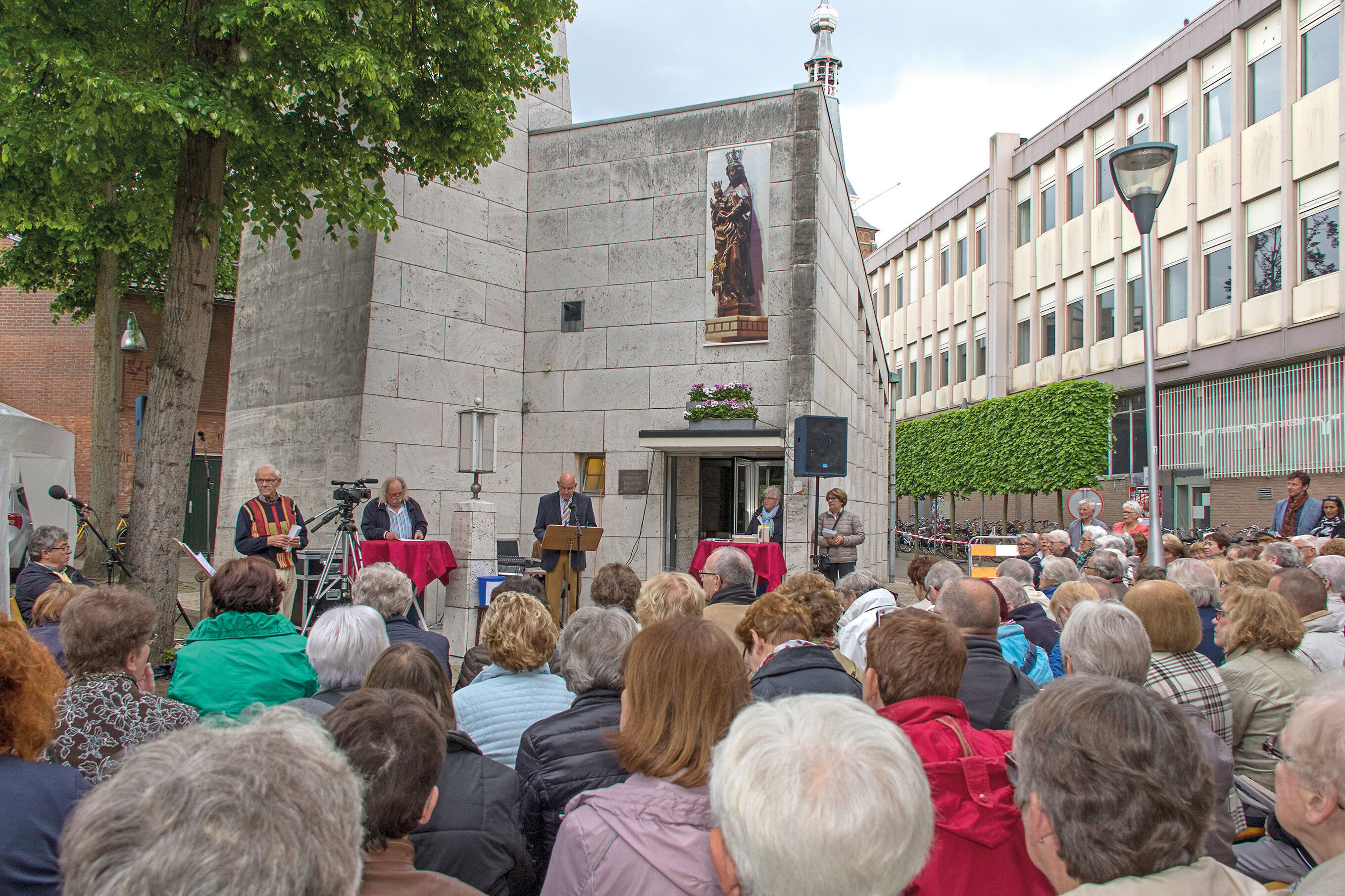 ‘Maria Zingt’. Een paar honderd mensen komen bij elkaar om buiten bij de Kapel O.L. Vrouw ter Nood Marialiedjes te zingen. Foto: Jacques van der Schans.