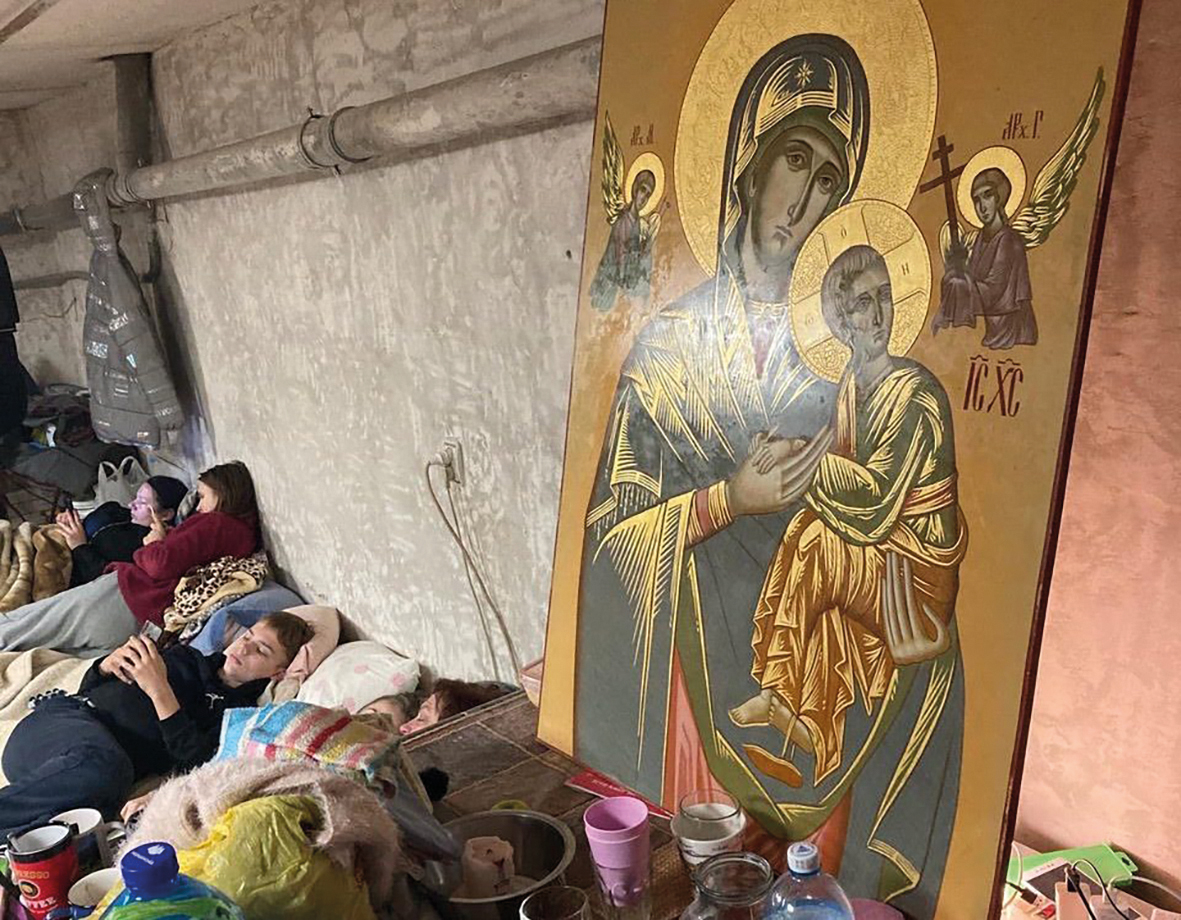 Vluchtelingen in de kelder van het redemptoristenklooster in Tsjernihiv (tussen Kiev en Wit-Rusland). Ze zoeken bescherming bij Onze-Lieve-Vrouw van Altijddurende Bijstand.