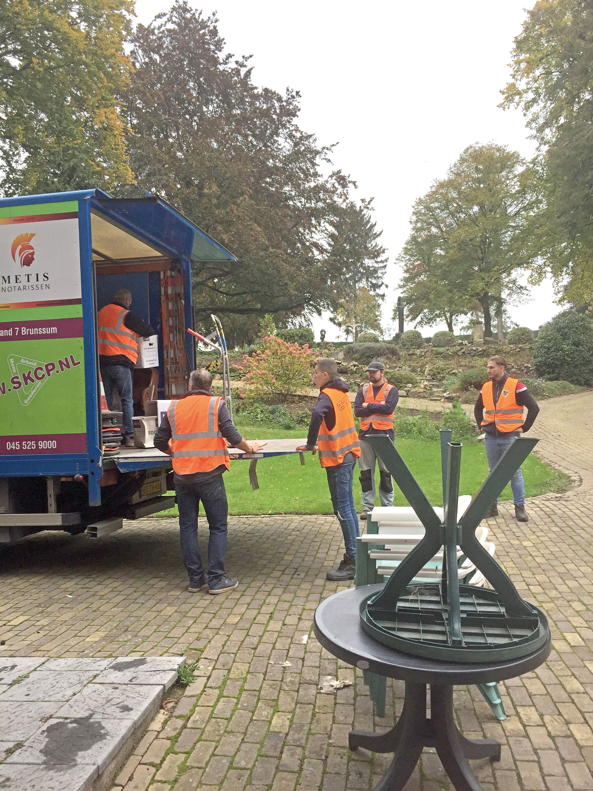 Spullen van het klooster gaan de vrachtauto in.