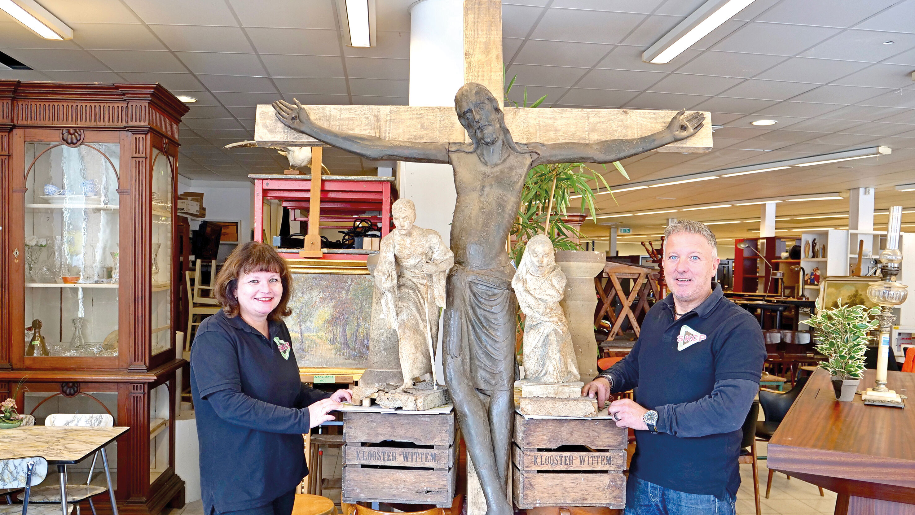 Wim van Oppen met zijn zus Marie-José Vis in zijn winkel. Op de  zolder van Klooster Wittem werd ook ‘de annunciatie’ gevonden. De beeldengroep van pater Mathot vraagt om een flinke restauratie. 