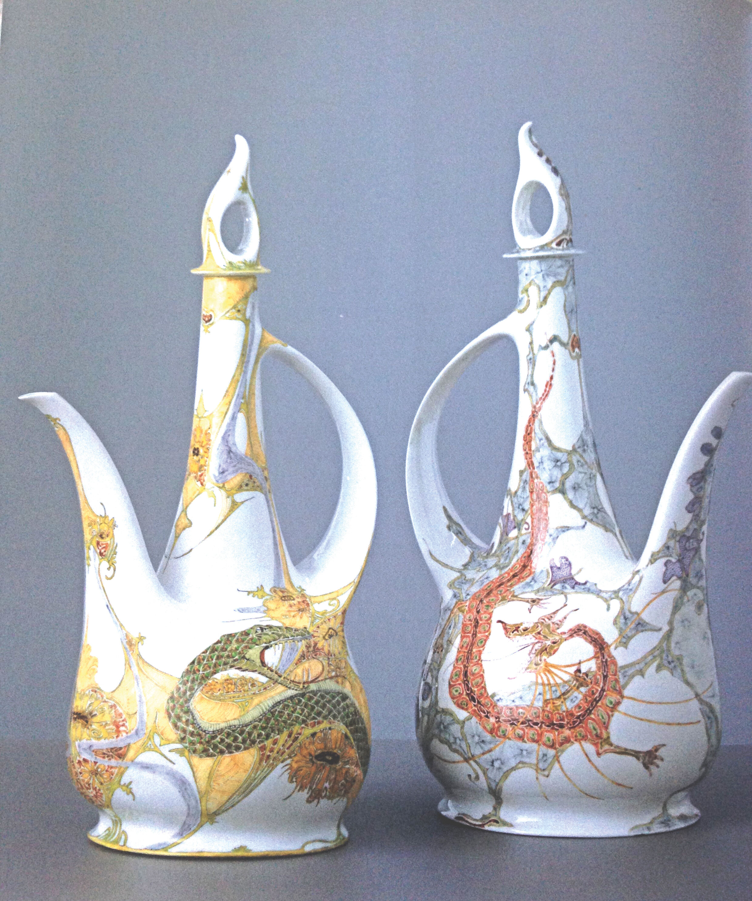 Plateelbakkerij Rozenburg, Den Haag. Twee koffiekannen met decors van slangen en draken, 1900 Geglazuurd, beschilderd eierschaalporselein, Gemeentemuseum Den Haag