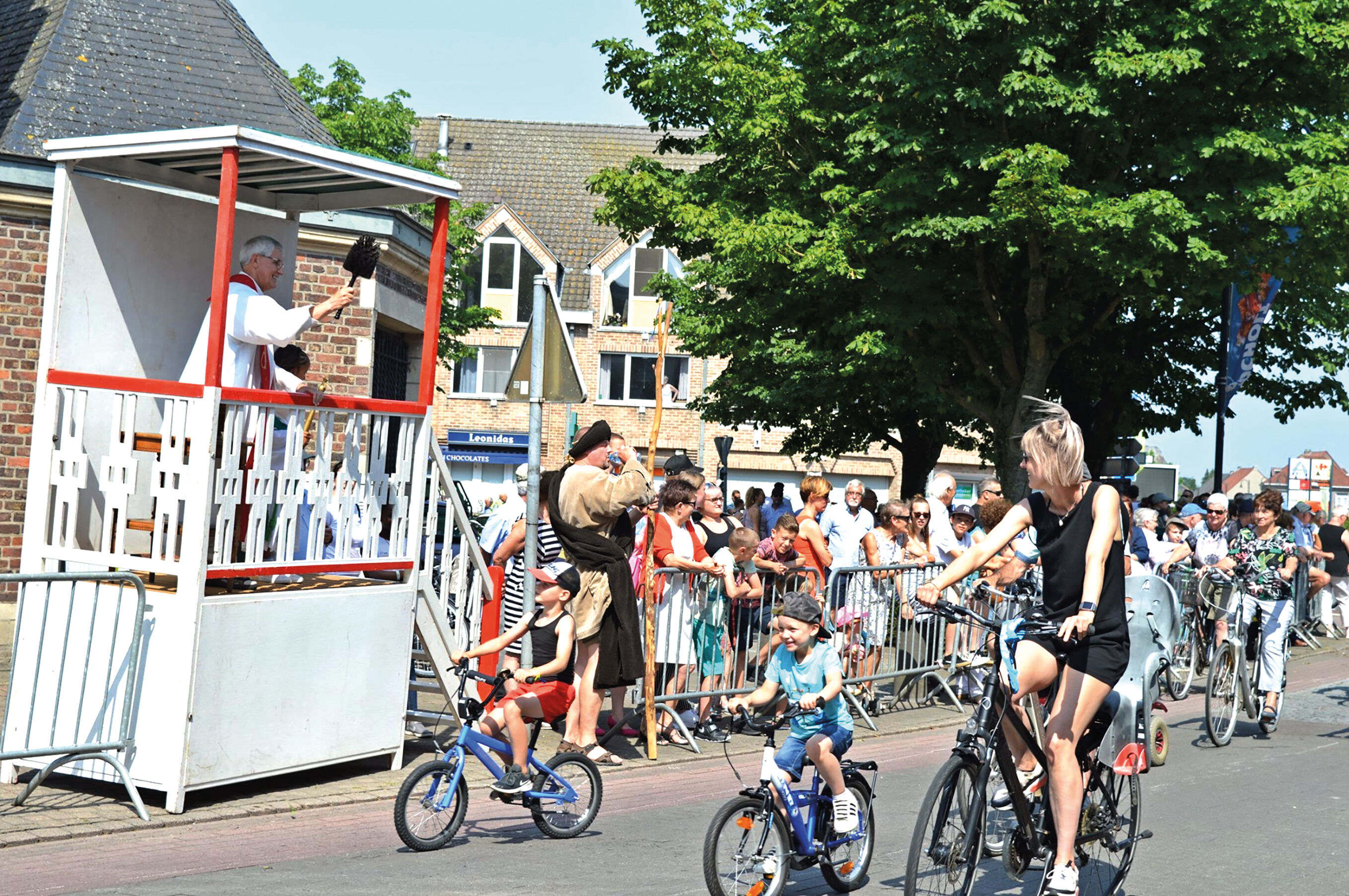 Op de laatste zondag van juni staan de straten en pleinen in het centrum van Bocholt vol voertuigen. Na de eucharistieviering zet de voertuigencaravaan zich in beweging om voorbij de zegenstoel te rijden.