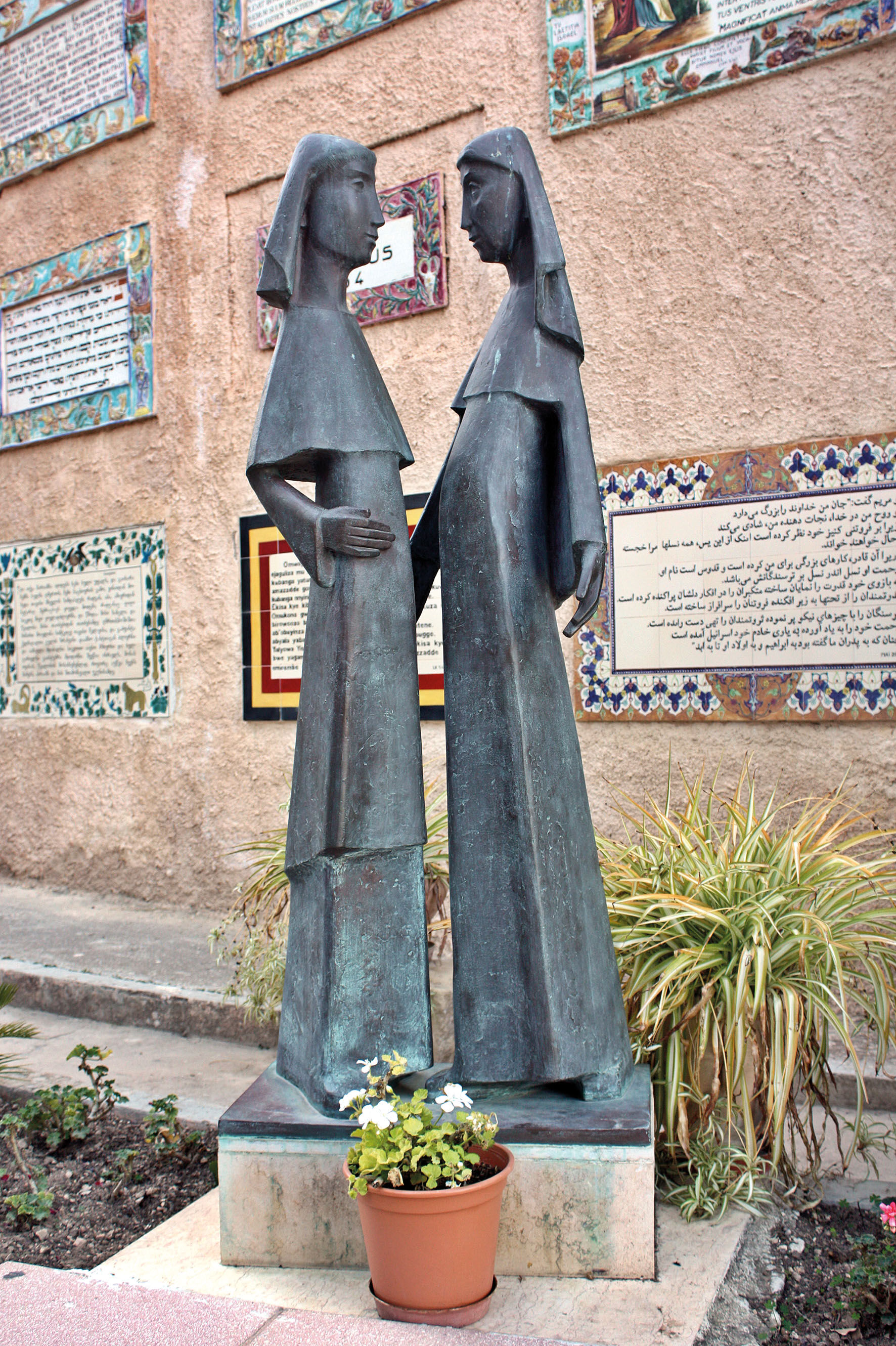 Beeldhouwwerk van Maria en Elizabeth bij de kerk van de Visitatie in Ein Kerem (Jeruzalem)